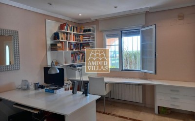 Bonito y amplio chalet en el centro del Albir con piscina privada.